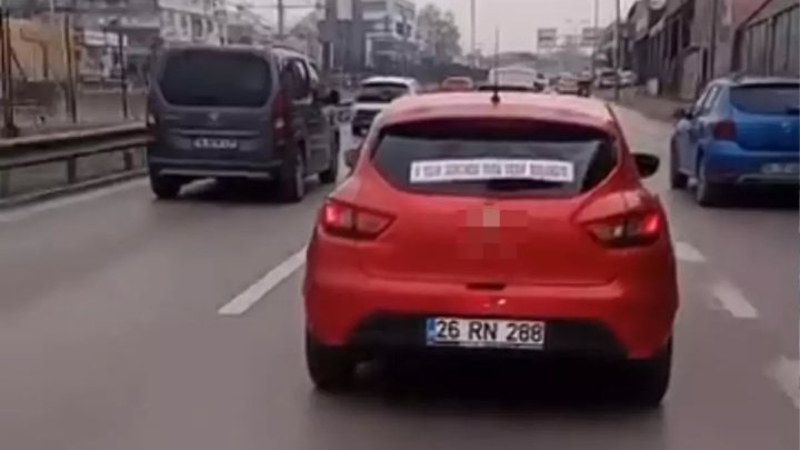 Aracın Arkasına Astığı Yazı şaşkına çevirdi! Gören Telefonuna Sarıldı