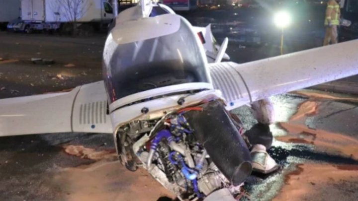 Almaniyada Təyyarə Insanların Olduğu Küçəyə Eniş Edib, Yaralılar Var