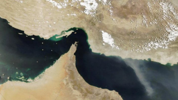 Hörmüz Boğazında Gəmi Trafiki Kəskin Azaldı: Səbəb Nədir?