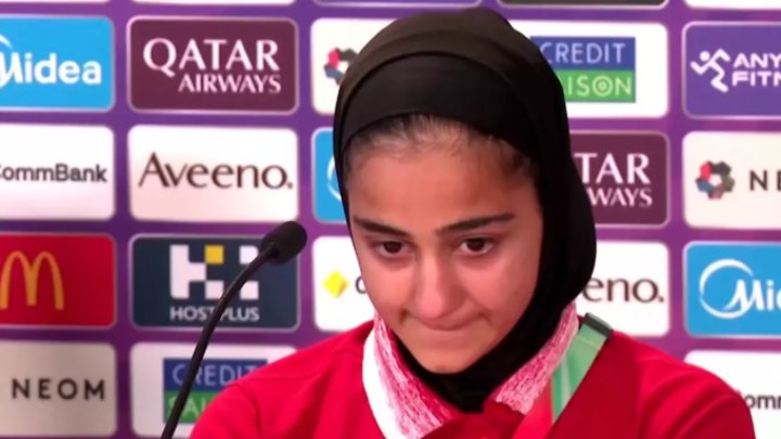 İranlı Futbolçu Sual Qarşısında Göz Yaşlarını Güclə Saxladı - Vi̇deo