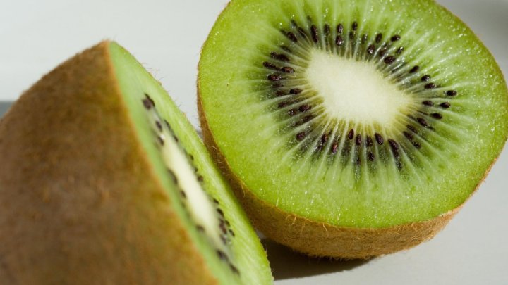 Kivini Qabığını Soymadan Yeyin! Kivini Qabığını Soymadan Yeyin!