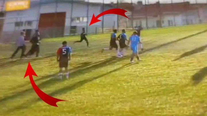 Həvəskar Liqa Oyunu Yarımçıq Qaldı – Azarkeşlər Meydançaya Girərək Futbolçulara Hücum Etdi Həvəskar Liqa Oyunu Yarımçıq Qaldı – Azarkeşlər Meydançaya Girərək Futbolçulara Hücum Etdi