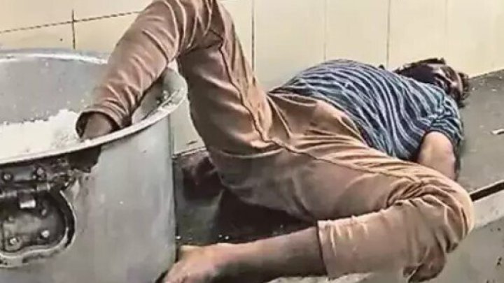 Tələbə Yataqxanasında çalışan Sərxoş Nəzarətçi Ayağı Düyü Qazanının Içində Yatarkən Yaxalandı Tələbə Yataqxanasında çalışan Sərxoş Nəzarətçi Ayağı Düyü Qazanının Içində Yatarkən Yaxalandı