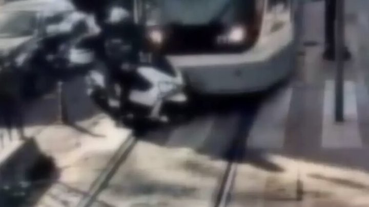 Beyoğlunda Tramvay Motosikletə çırpıldı Beyoğlunda Tramvay Motosikletə çırpıldı