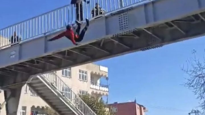 Özünü Yolüstü Keçiddən Atan şəxs Görün Necə Xilas Edildi! Özünü Yolüstü Keçiddən Atan şəxs Görün Necə Xilas Edildi!