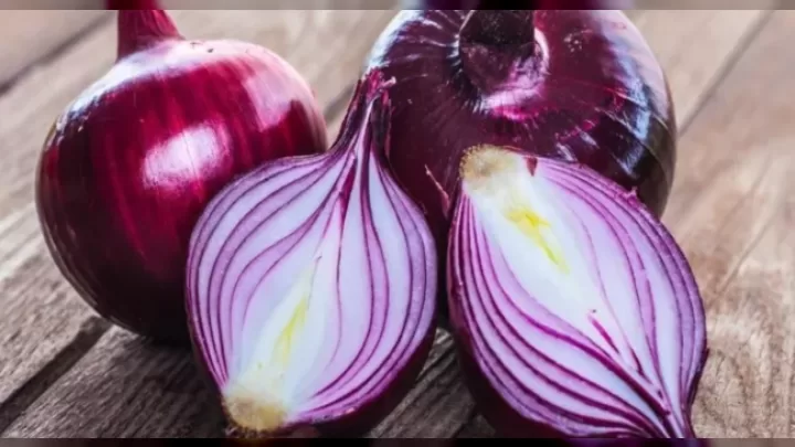 çiy Soğan Yeməyin Zərərləri: Qastroenteroloqdan Vacib Xəbərdarlıq