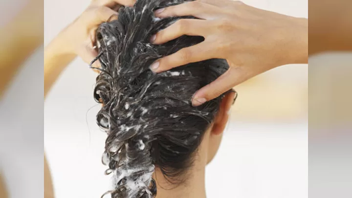 Yağlı Saçlardan Xilas Olun: Qulluqda əsas Sirrlər Və Tövsiyələr