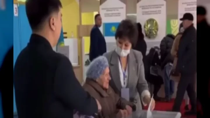 102 Yaşlı Qazaxıstanlı Seçicidən Referendumda Maraqlı An: 100 İl Arzusu!