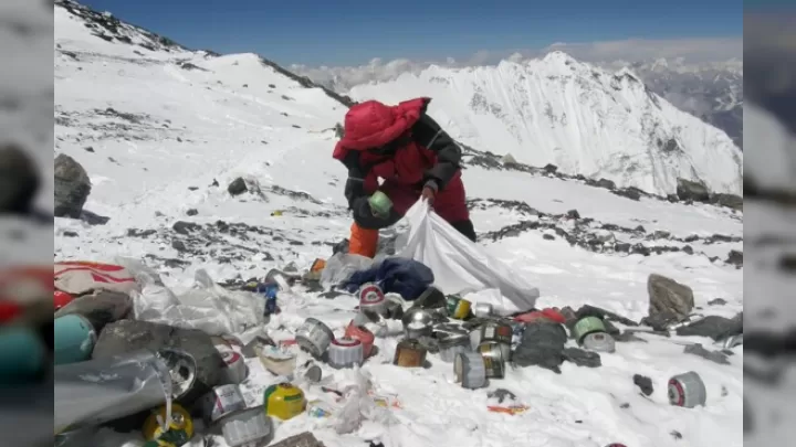 Everestə Qalxan Alpinistlər üçün Yeni Tullantı Qaydası Tətbiq Edilir