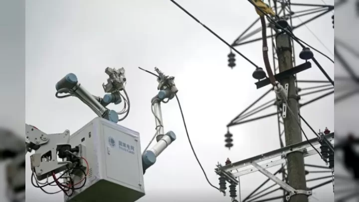 Robot Yüksək Gərginlikli Xətləri Təmir Etdi: Elektrik şokuna Son!