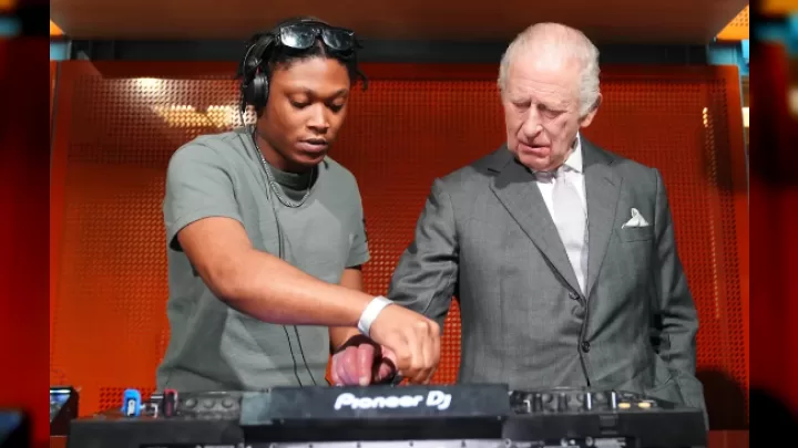 Iii çarlz Dj Pultu Arasında: Kral Musiqi Sənətini Sınadı